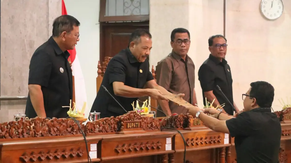 BAHAS APBD: Anggota Badan Anggaran DPRD Buleleng, Kadek Sumardika (kanan) menyerahkan laporan Badan Anggaran kepada Ketua DPRD Buleleng, Ketut Ngurah Arya. (DPRD Buleleng)