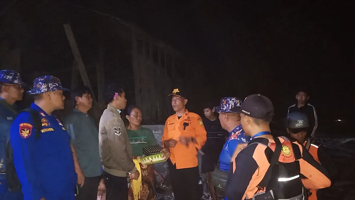 LAKUKAN PENYISIRAN: Tim SAR Gabungan berkomunikasi dengan keluarga siswa SD yang dilaporkan hilang saat berenang di Pantai Gerokgak pada Kamis (24/9/2026). (Pos SAR Buleleng)