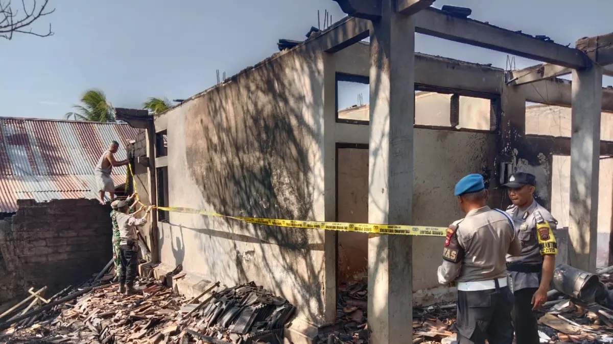 LUDES TERBAKAR: Gedung Bimbingan Konseling SMPN 3 Sawan ludes terbakar. Api diduga berasal dari aktivitas pembakaran sampah. (Polsek Sawan)