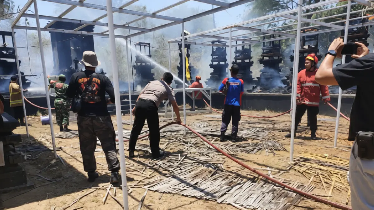 TERBAKAR: Peristiwa kebakaran yang menghanguskan sejumlah pelinggih di Pura Dadia Arya Wang Bang Pinatih Desa Sinabun, Buleleng. (Polsek Sawan)