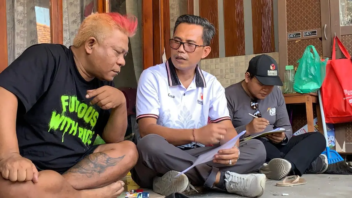 UJI PETIK: Ketua Bawaslu Buleleng, Kadek Carna Wirata (tengah) saat melakukan uji petik data pemilik di Desa Baktiseraga. (Bawaslu Buleleng)
