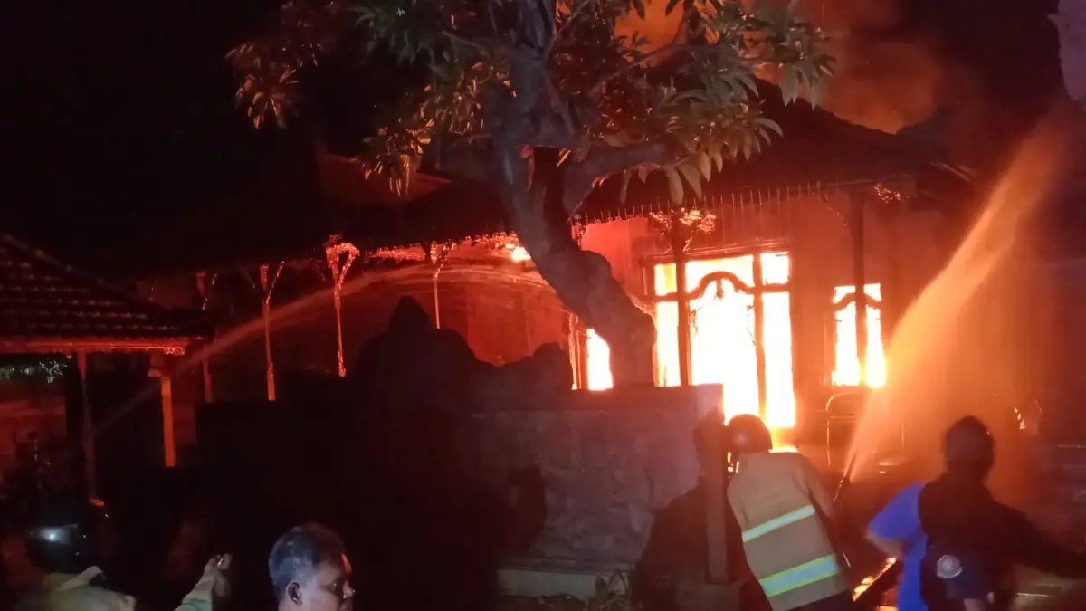 TERBAKAR: Kebakaran melanda rumah almarhum Ketut Kajar, salah satu pentolan politik di Buleleng. (Polres Buleleng)