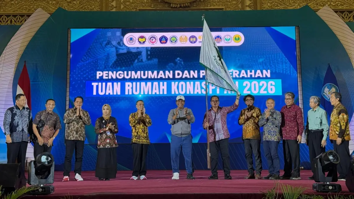 JADI TUAN RUMAH: Rektor Undiksha, Prof. I Wayan Lasmawan (pegang bendera) saat ditunjuk sebagai tuan rumah KONASPI 2026. (Undiksha)