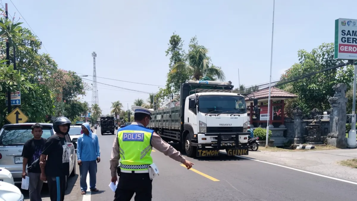 OLAH TKP: Aparat kepolisian Polsek Gerokgak melakukan olah TKP kecelakaan lalu lintas yang terjadi di depan Kantor Camat Gerokgak. (Polsek Gerokgak)