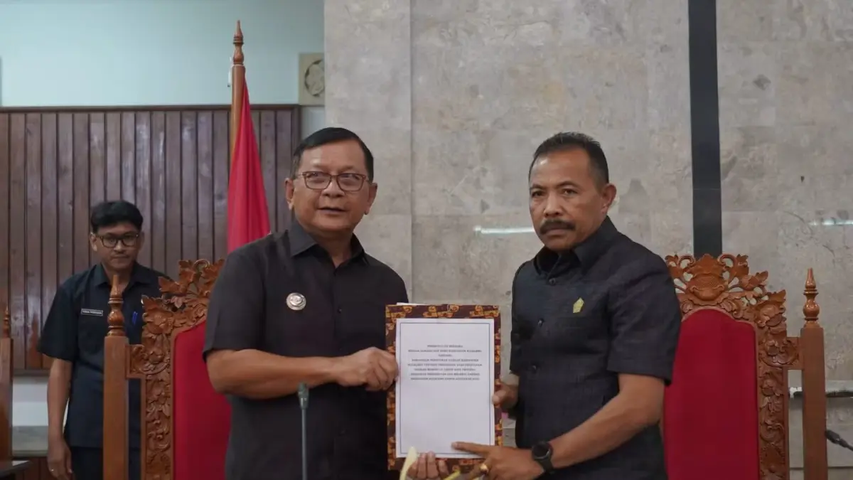 SEPAKAT: Bupati Buleleng, I Nyoman Sutjidra (kiri) dan Ketua DPRD Buleleng, Ketut Ngurah Arya (kanan) menyepakati APBD Perubahan 2026. (DPRD Buleleng)