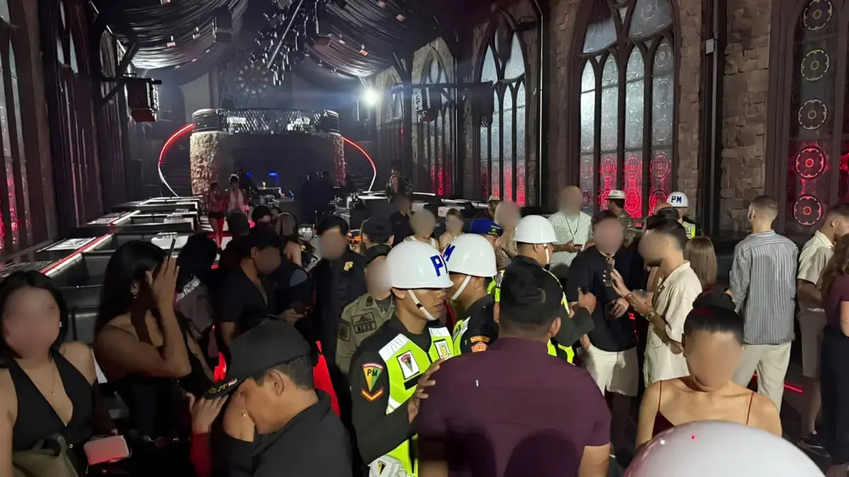 SIDAK WNA: Tim gabungan yang melibatkan imigrasi, kepolisian, TNI, dan Pol PP saat melakukan sidak di salah satu kelab malam yang ada di Canggu. (Imigrasi Ngurah Rai)