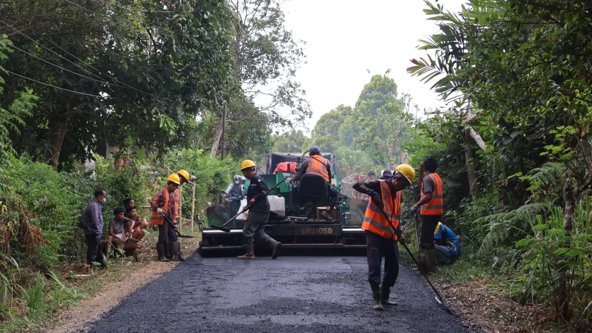 ASPAL DULU: Proses pengaspalan ruas jalan di Desa Pedawa, Kabupaten Buleleng. (Pemkab Buleleng)