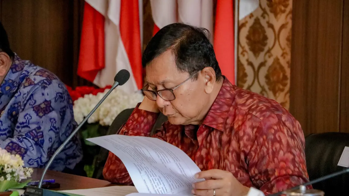 SIAPKAN BEASISWA: Bupati Buleleng, I Nyoman Sutjidra, mematangkan rancangan beasiswa kuliah bagi masyarakat Buleleng. (Pemkab Buleleng)