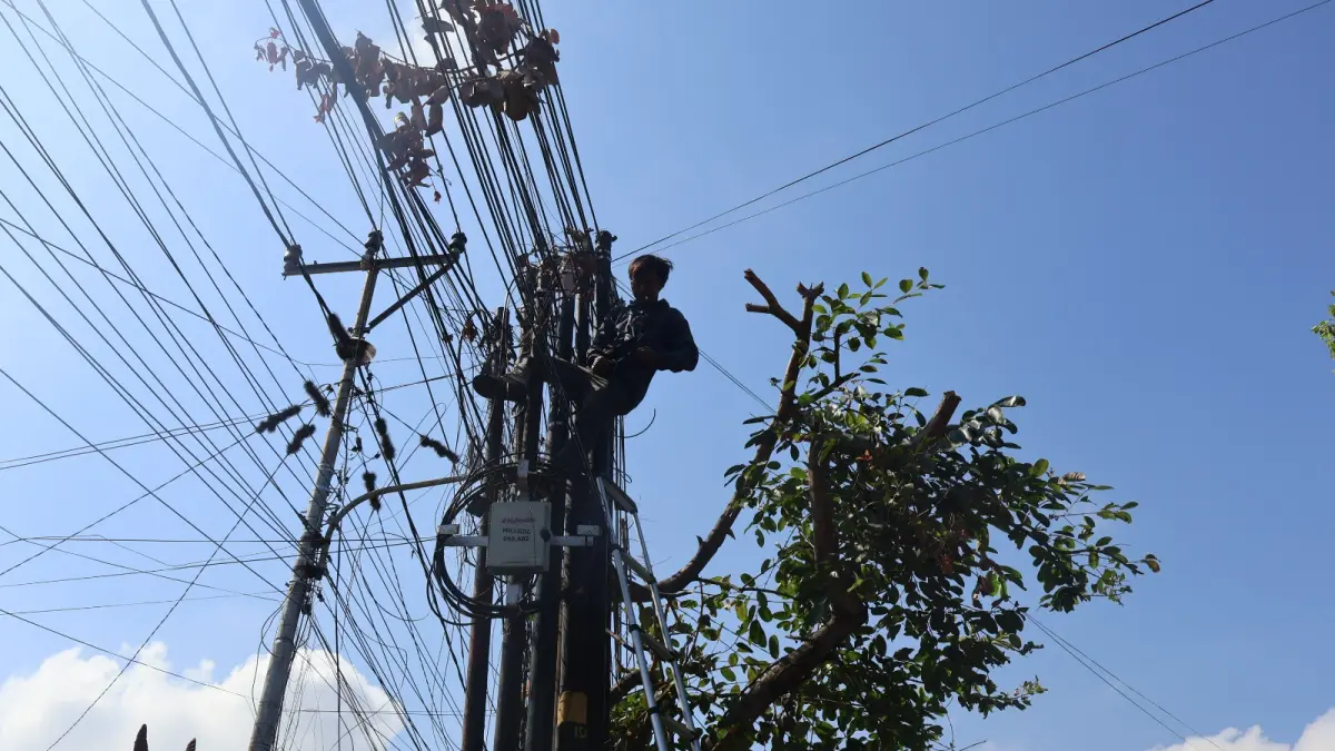 TERTIBKAN KABEL: Proses penertiban kabel internet yang semrawut di Jalan Mayor Metra, Singaraja. (Pemkab Buleleng)