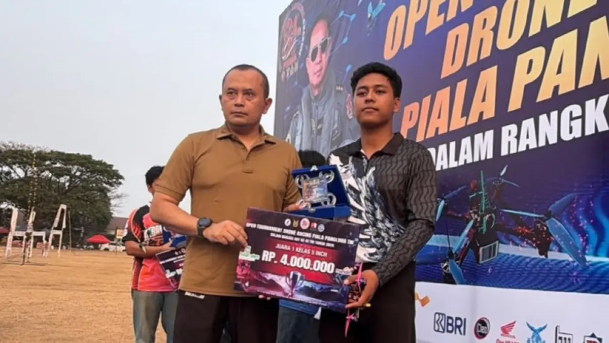 REBUT JUARA: Atlet Aero Sport Buleleng, Putu Valiant Laksana Dharma (kanan) berhasil meraih medali emas pada nomor Drone Race 5 Inch dalam ajang Open Tournament Drone Racing Panglima TNI Cup 2026 di Lanud Sultan Hasanuddin, Sulawesi Selatan. (KONI Buleleng)