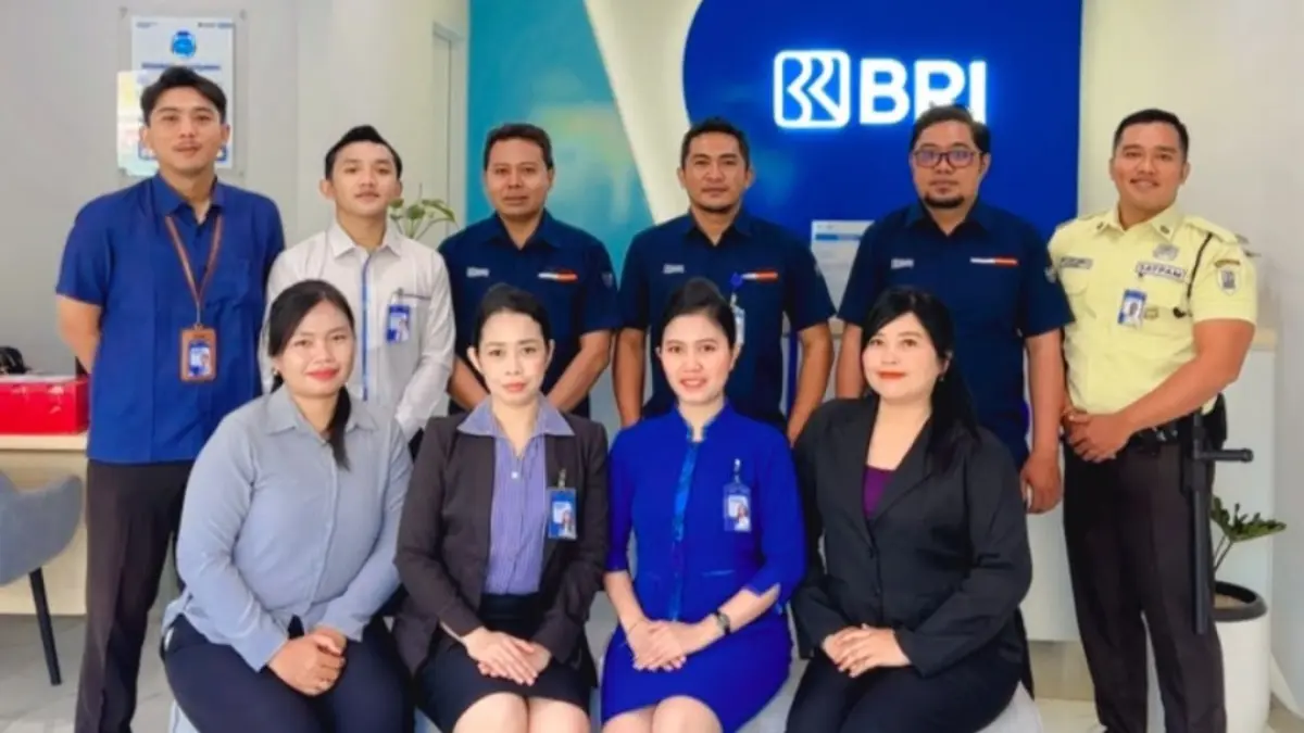 BERI LAYANAN TERBAIK: Staf BRI Unit Pasar Anyar Singaraja siap memberikan pelayanan terbaik kepada para nasabah, (BRI Singaraja)