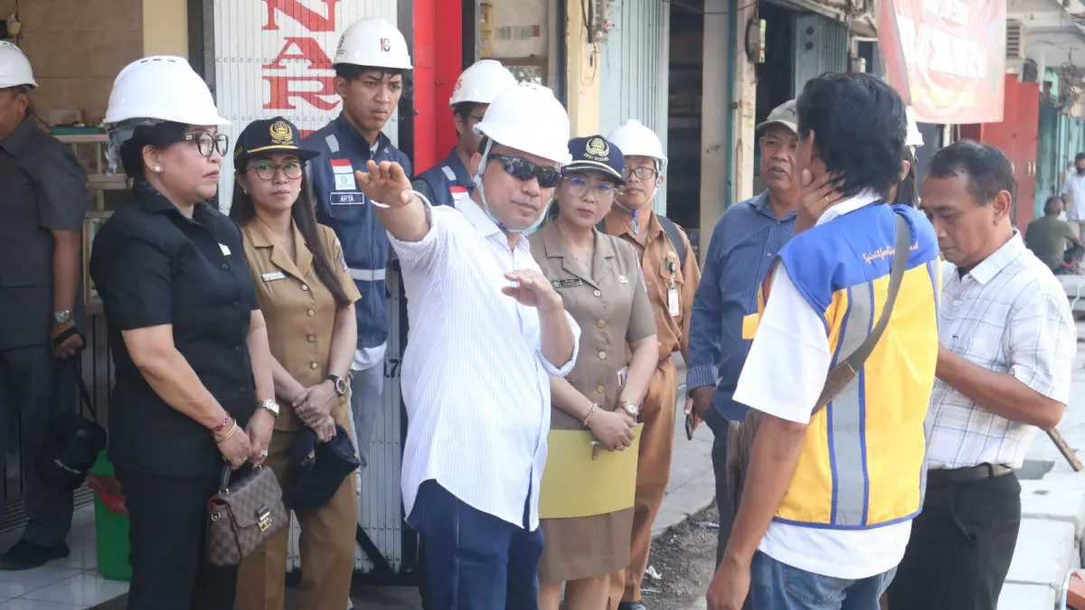 SIDAK: Anggota DPRD Buleleng saat melakukan sidak ke proyek perbaikan saluran drainase di Jalan Diponegoro, Singaraja. (DPRD Buleleng)