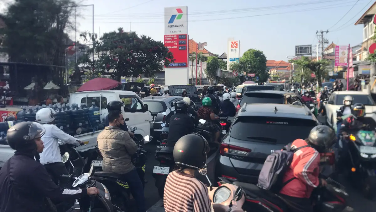 PADAT: Antrean kendaraan memadati ruas Jalan Kamboja. Kendaraan mengantre untuk mendapatkan BBM di SPBU Kreneng. (Miftahuddin M. Halim/Radar Bali)