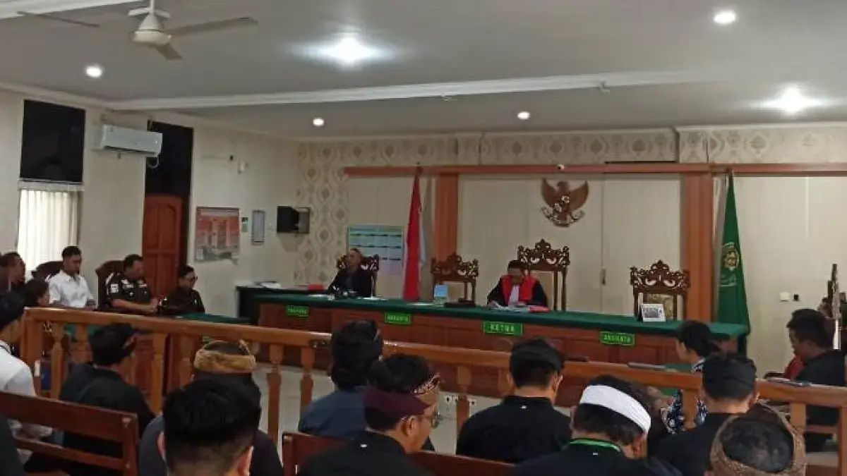 PRAPERADILAN: Suasana sidang praperadilan di Pengadilan Negeri Denpasar. Dalam sidang tersebut, hakim mengabulkan permohonan yang diajukan eks Kepala Kanwil BPN Bali, Made Daging. (Maulana Sandijaya/Radar Bali)
