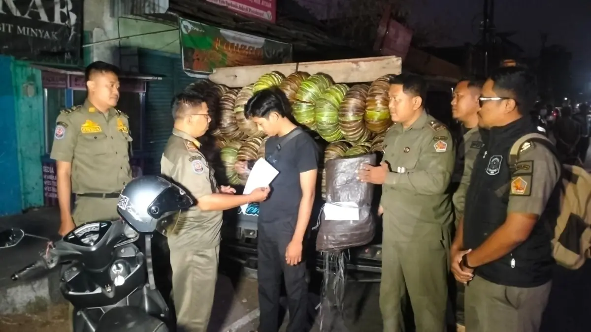 SIDAK PEDAGANG: Polisi Pamong Praja Buleleng saat melakukan sidak pedagang bermobil yang nekat berjualan di Jalan Diponegoro, Singaraja. (Pemkab Buleleng)