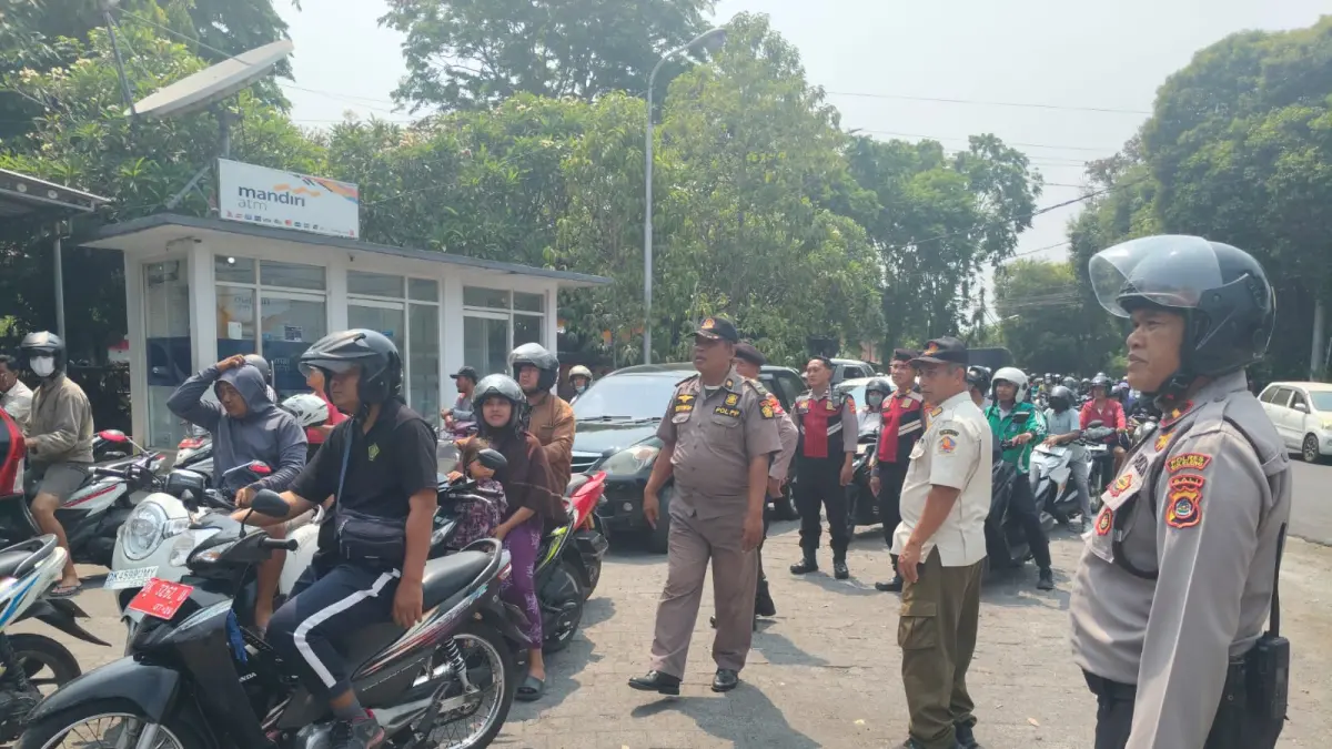 AWASI SPBU: Aparat mengawasi SPBU Banyuasri imbas antrean panjang BBM. (Pemkab Buleleng)