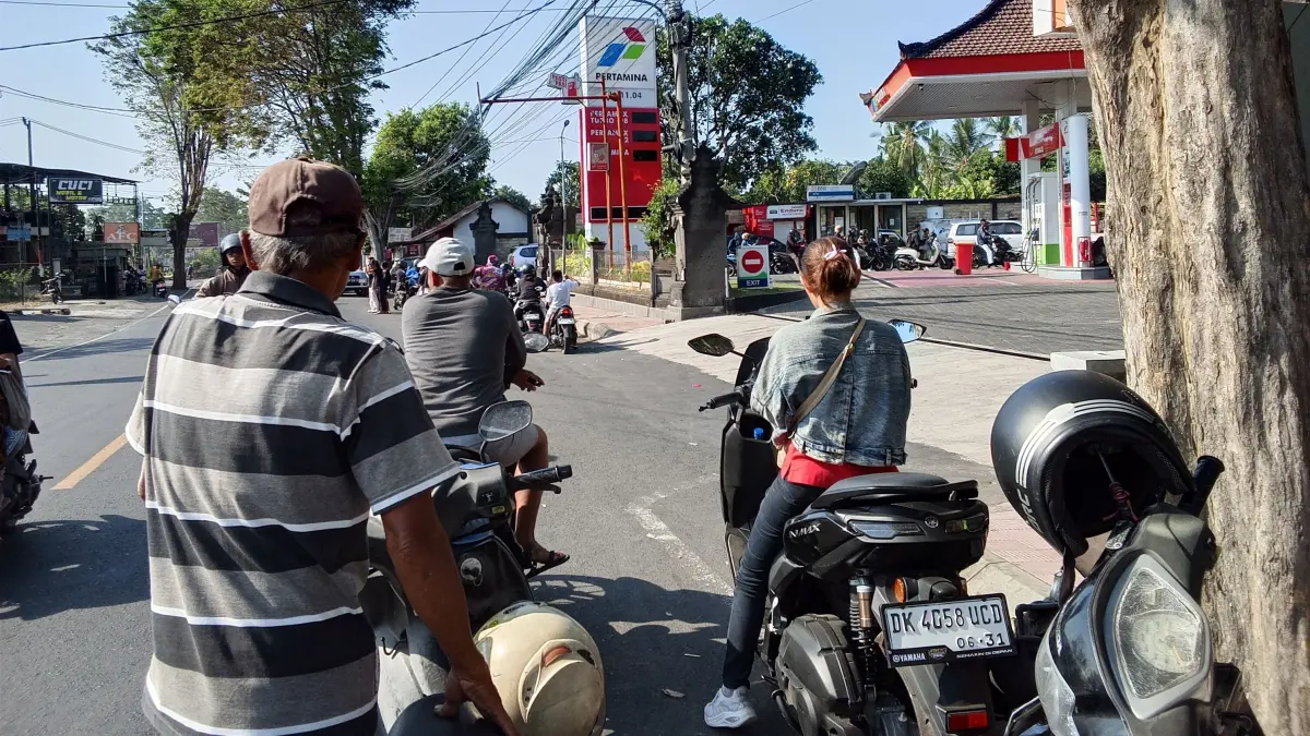 ANTRE BBM: Suasana antrean BBM di SPBU Sukasada pada KAmis (15/10/2026) siang, (Francelino Junior/Radar Buleleng)