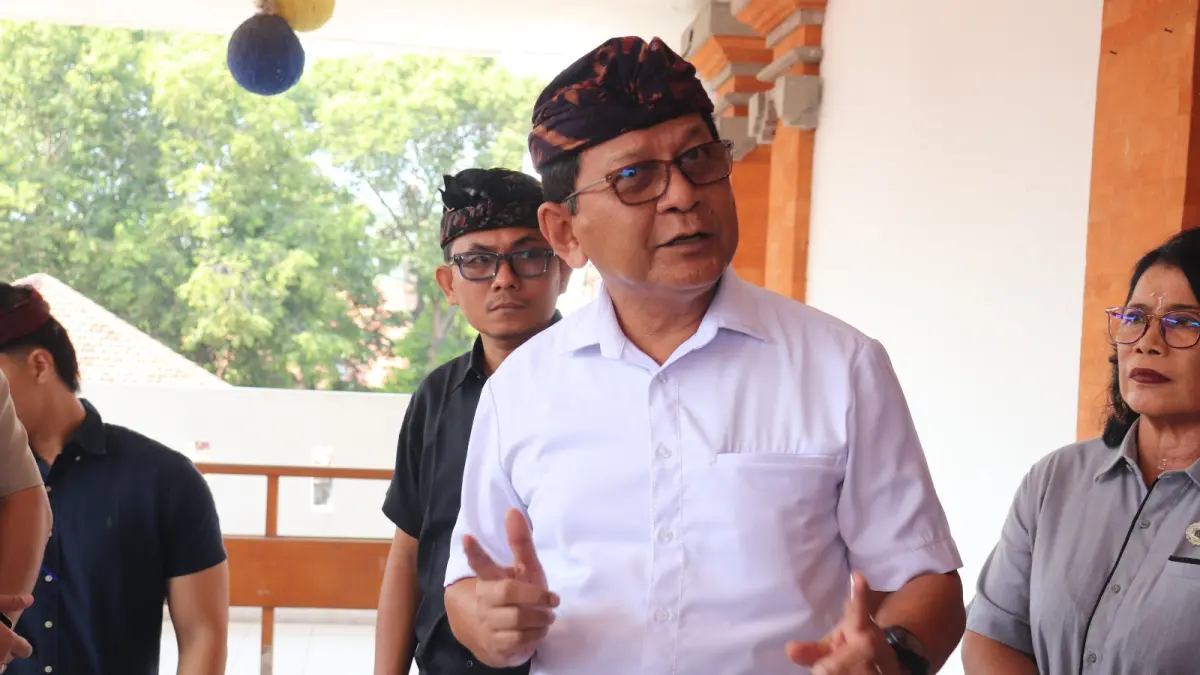 BAHAS PERIZINAN: Bupati Buleleng, I Nyoman Sutjidra. (Pemkab Buleleng)