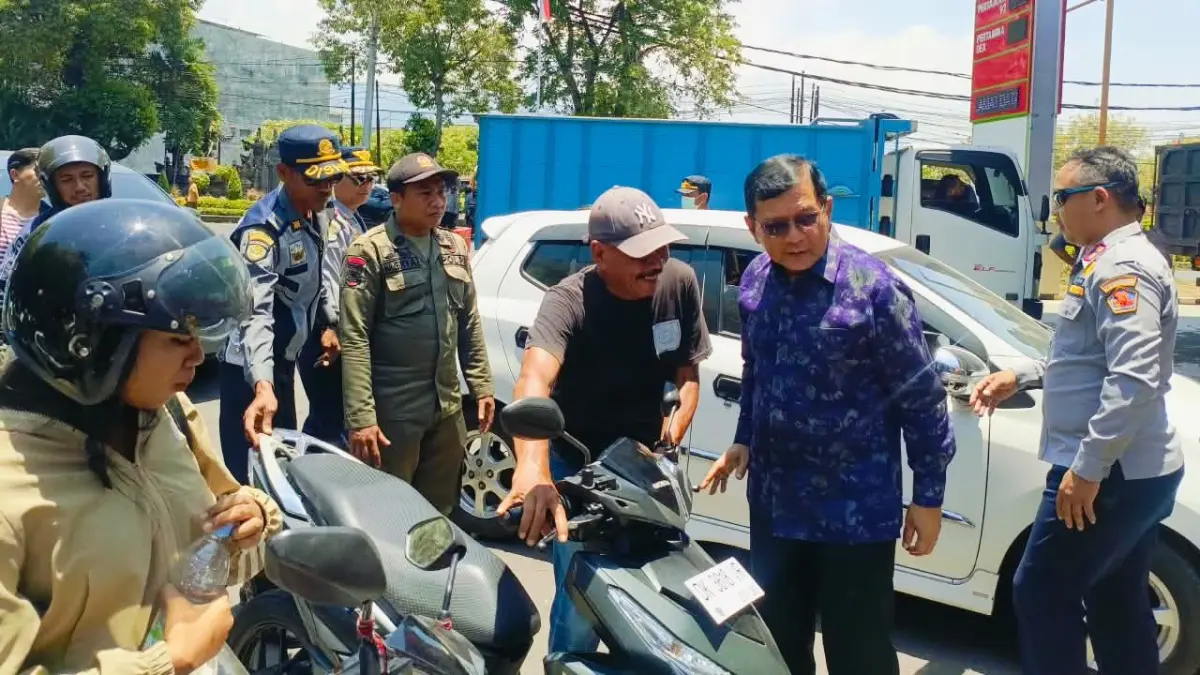 PANTAU DISTRIBUSI: Bupati Buleleng, I Nyoman Sutjidra memantau distribusi BBM di SPBU Banyuasri. (Pemkab Buleleng)