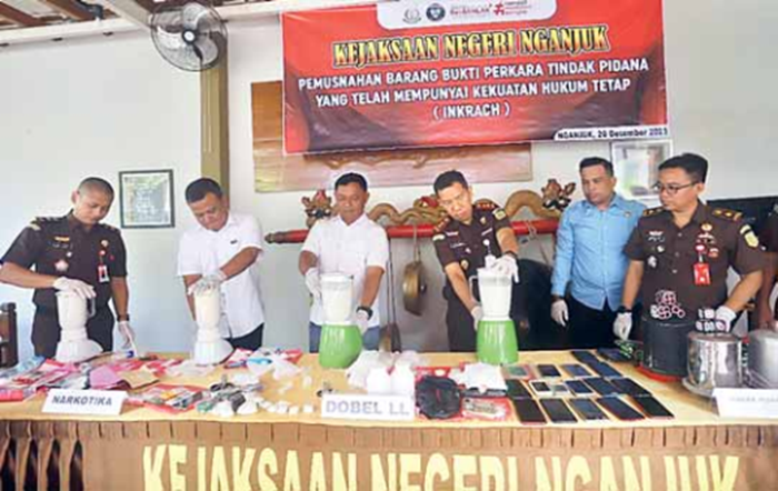 NARKOBA: Kajari Alamsyah (tiga dari kanan) memblender dobel L saat pemusnahan barang bukti kemarin.