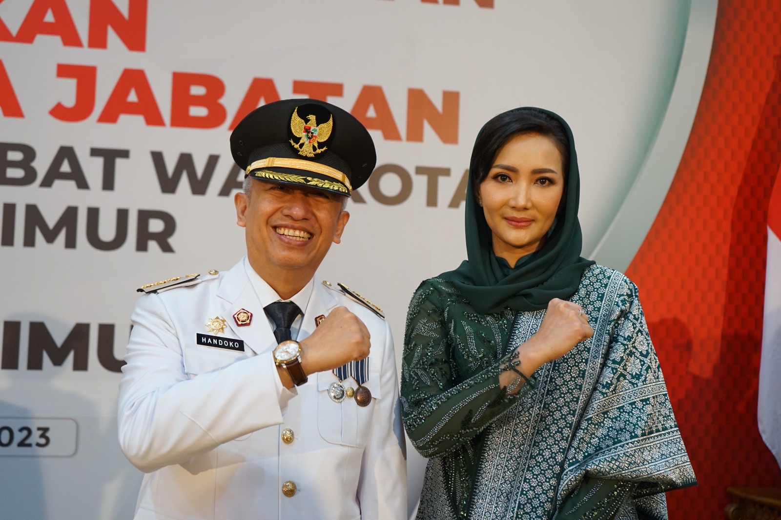 Taruna Bangkit : Pj Bupati Nganjuk Sri Handoko Taruna bersama Pj Ketua TP PKK Kabupaten Nganjuk Eka Haryati Taruna saat pelantikan di Grahadi Surabaya 23 September 2023