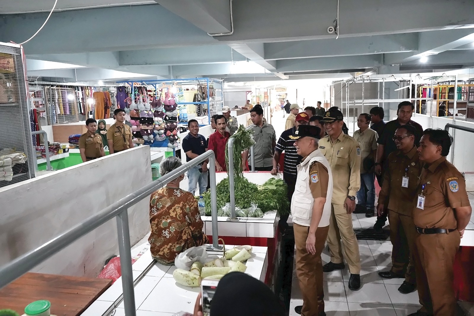 TINGKATKAN PEREKONOMIAN: Mas Bupati berdialog dengan pedagang Pasar Baru Kertosono.