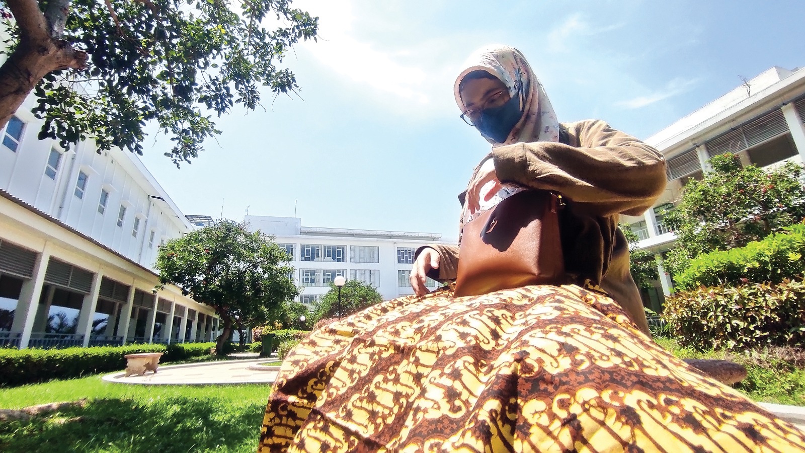 KERAMAT: Warga Nganjuk membentangkan batik parang. Batik bermotif parang rusak tidak bisa menjadi pakaian Khas Kota Angin karena mitos larangan di Desa Sugihwaras, Ngluyu.