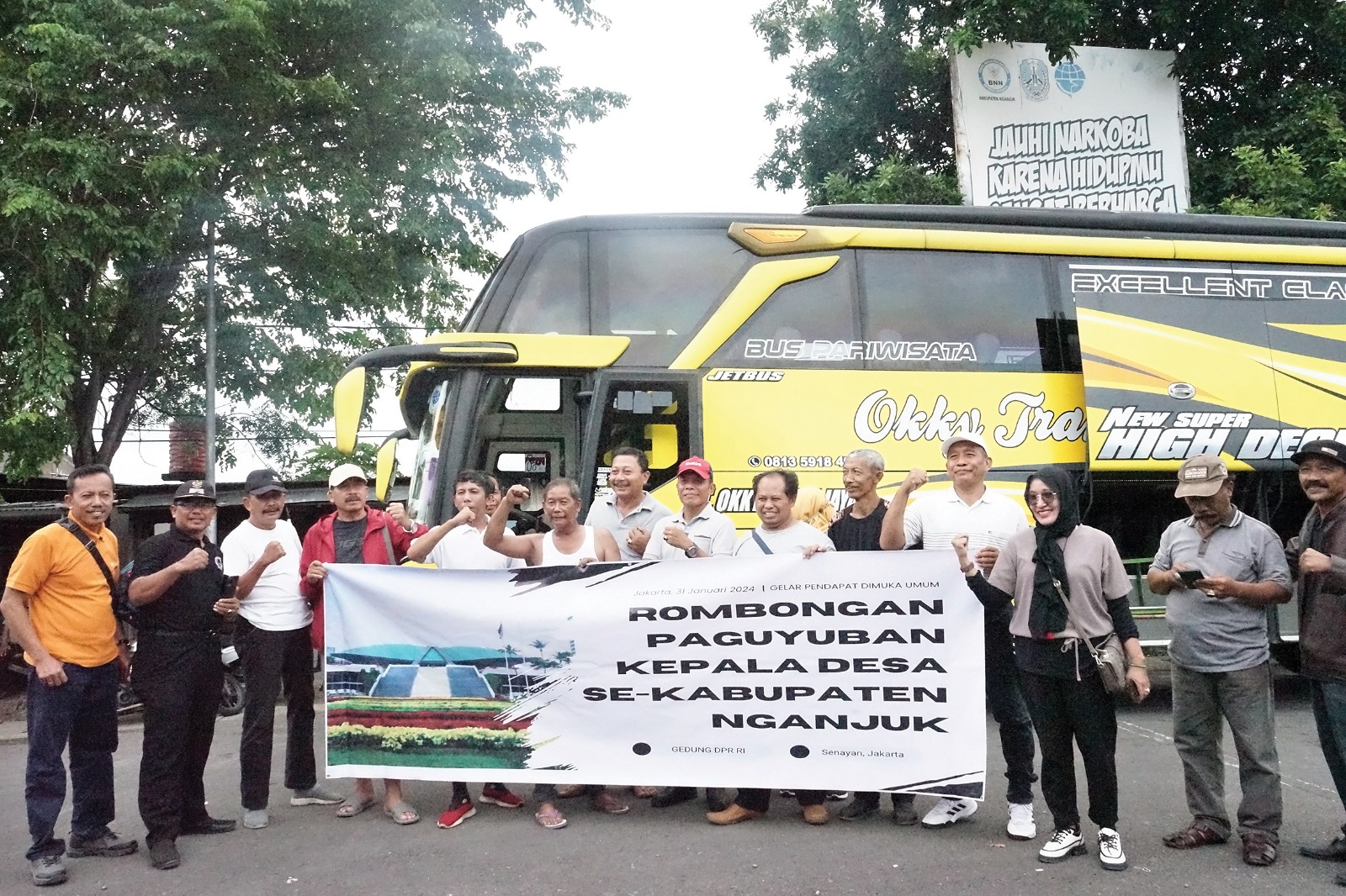 TAGIH JANJI: Paguyuban Kepala Desa se-Kabupaten Nganjuk sebelum berangkat ke Jakarta. Mereka akan aksi menuntut masa jabatan 9 tahun.