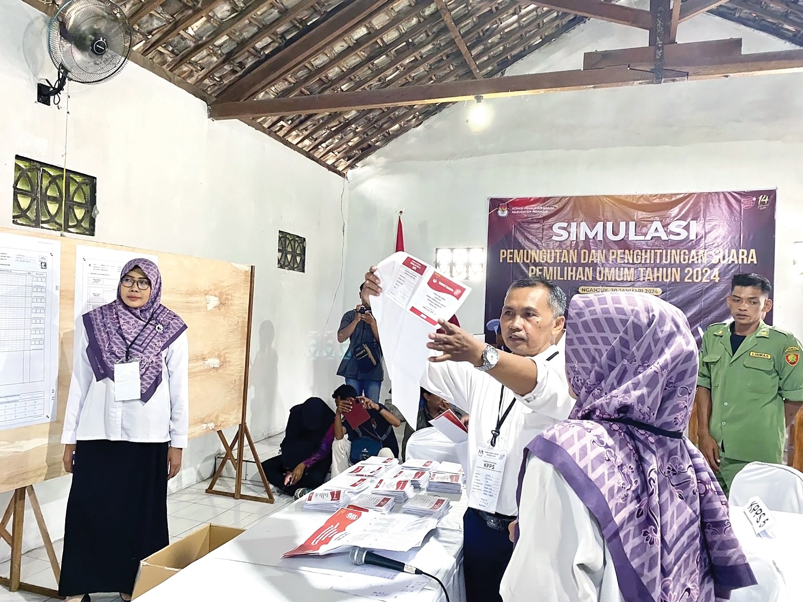 SIMULASI: Petugas KPPS di Kelurahan Kramat memperagakan proses pencobolosan di balai pertemuan kelurahan.