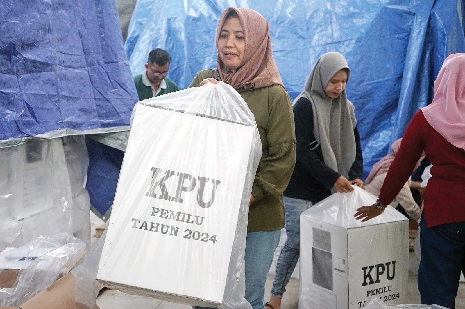 SAMBUT PESTA DEMOKRASI: Petugas PPK dan PPS mengecek logistik sebelum didistribusikan ke kecamatan dan ke TPS. Semua surat suara sudah harus tersalurkan paling lambat 13 Februari.