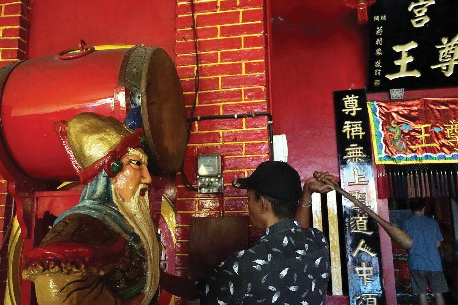 TAHUN BARU IMLEK: Umat Tri Dharma memukul beduk di Kelenteng Hok Yoe Kiong Sukomoro. Beduk itu ditabuh pada saat mengirimkan dewa ke kayangan dan memanggil para dewa ke kembali bumi.