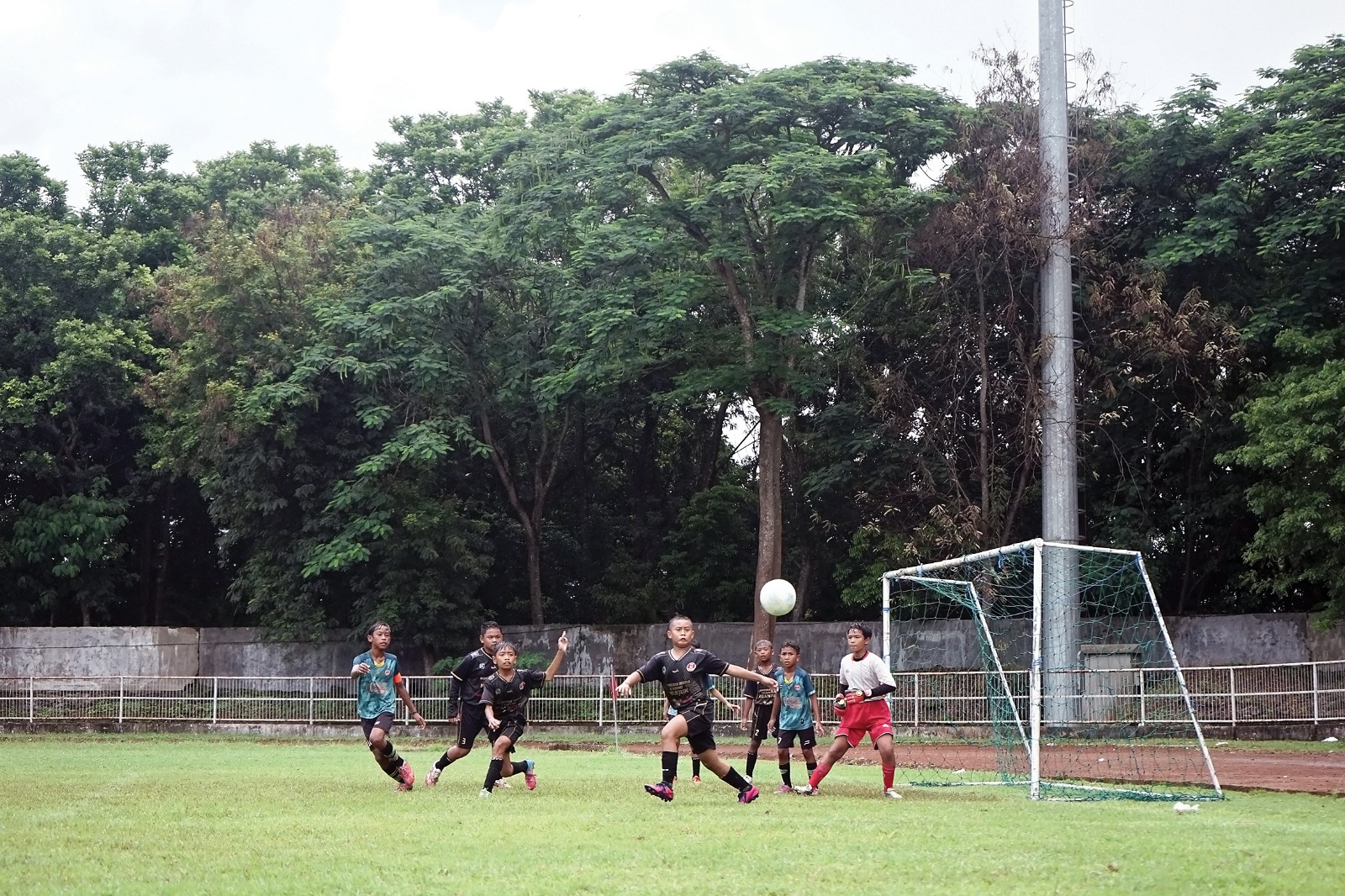 ADU KEKUATAN: Para pemain U-12 berebut bola di depan gawang. Semua tim di grup B dan C menunjukkan kemampuan terbaik pada kompetisi ASKAB Nganjuk Premiere League di Stadion Anjuk Ladang kemarin.