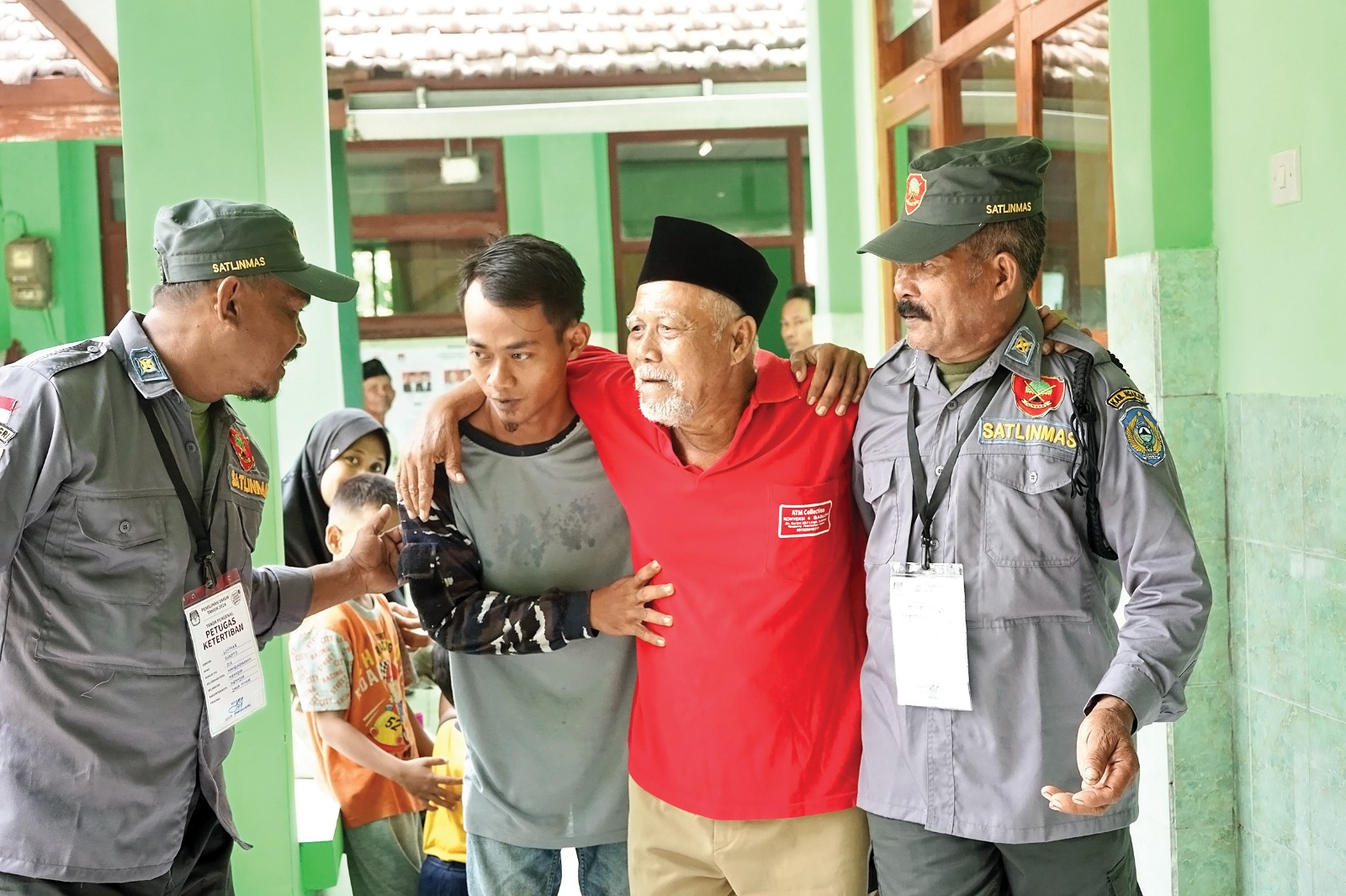 Semangat nyoblos : Lansia tak mau hak pilihnya sia-sia. Dia harus dibopong ke TPS untuk mencoblos pilihannya Rabu (14/2).