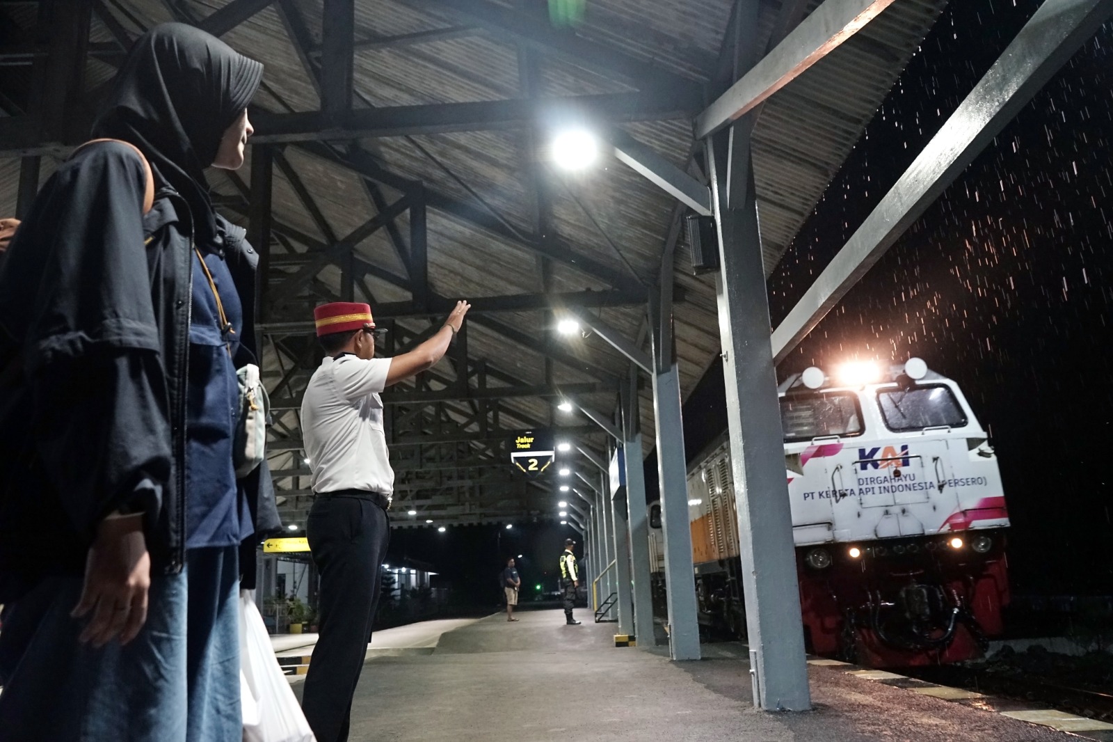 DIBURU PEMUDIK: Kereta Api berhenti di Stasiun Nganjuk kemarin. Pembelian tiket lebaran KA Kahuripan ludes untuk keberangkatan enam hari sebelum lebaran.