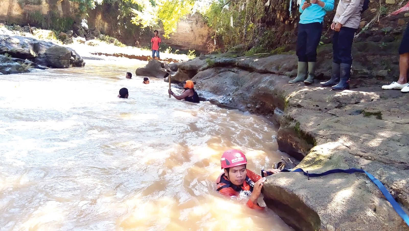 MENCARI ONE: Petugas BPBD Kabupaten Nganjuk bersama warga menyelam di anak Sungai Widas yang berada di Desa/Kecamatan Wilangan.