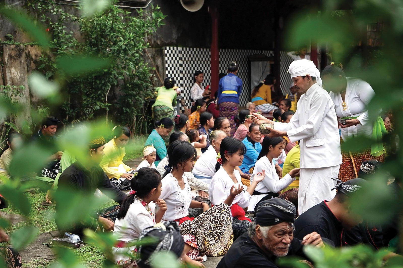 KHIDMAT: Umat Hindu merayakan Hari Raya Galungan di Pura Kerta Bhuwana Giri Wilis, Kecamatan Loceret kemarin. Umat Hindu harus menjaga alam semesta.