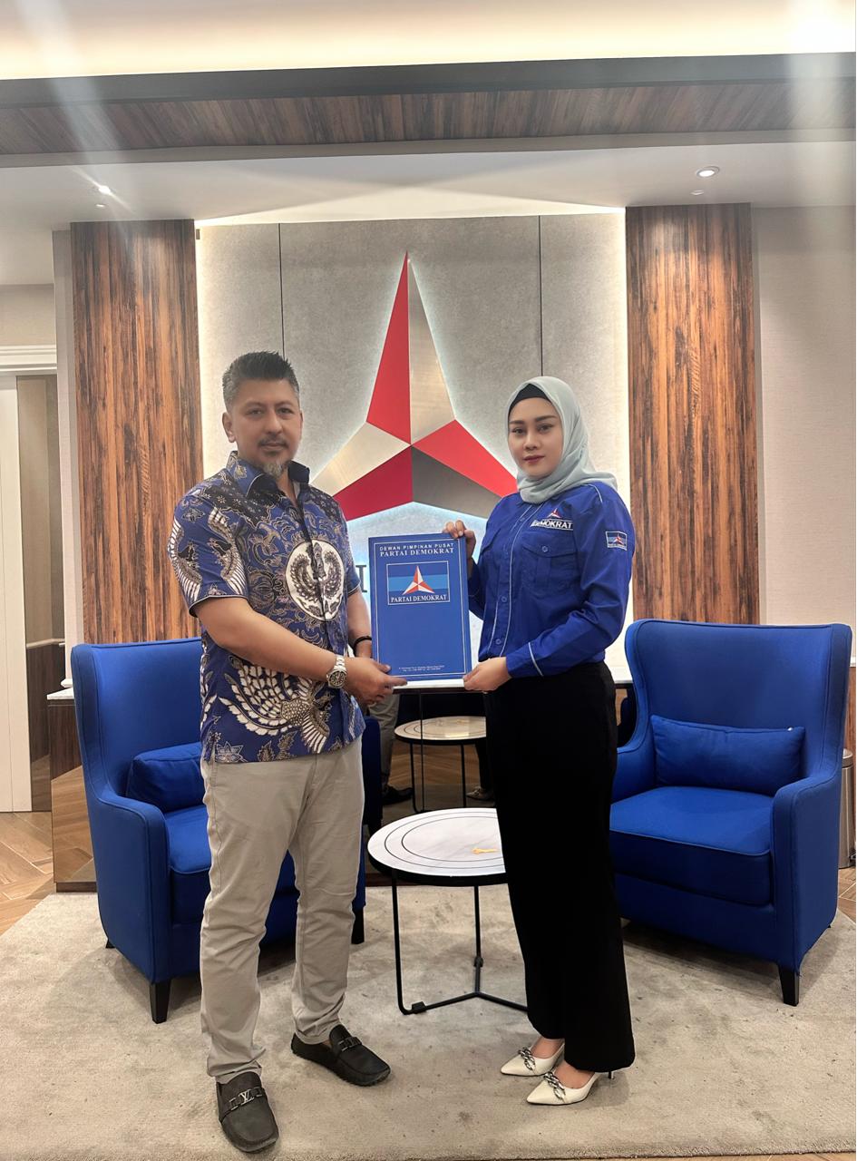 Surat Tugas : Bendahara Umum DPP Partai Demokrat Renville Antonio (kiri) menyerahkan surat tugas cabup untuk Trihandy pada Endah.