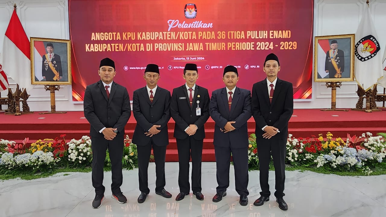 Komisioner Baru : Sekretaris KPU Kabupaten Nganjuk Kristanto (tengah) foto bersama empat anggota komisioner KPU Kabupaten Nganjuk usai pelantikan