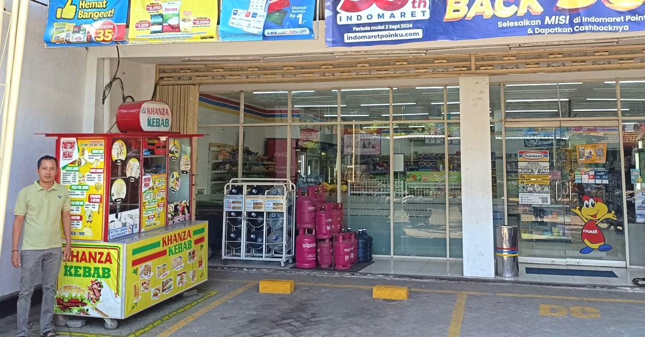 KISAH SUKSES: Anang Pamungkas berada di salah satu outlet Khanza Kebab miliknya yang telah menjadi Mitra UMKM Indomaret.