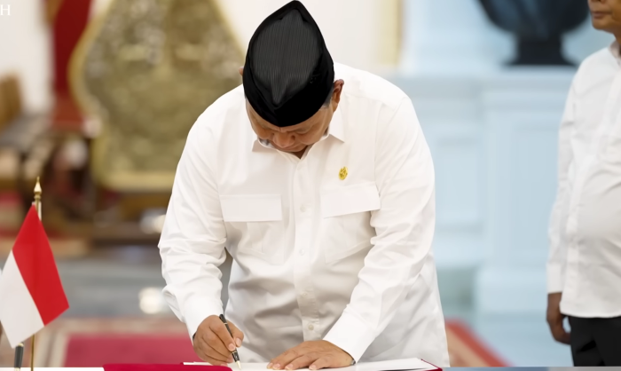 Presiden Prabowo saat Menandatangani Peraturan Pemerintah (PP) Nomor 47 Tahun 2024 tentang penghapusan piutang macet kepada usaha mikro, kecil, dan menengah (UMKM).
