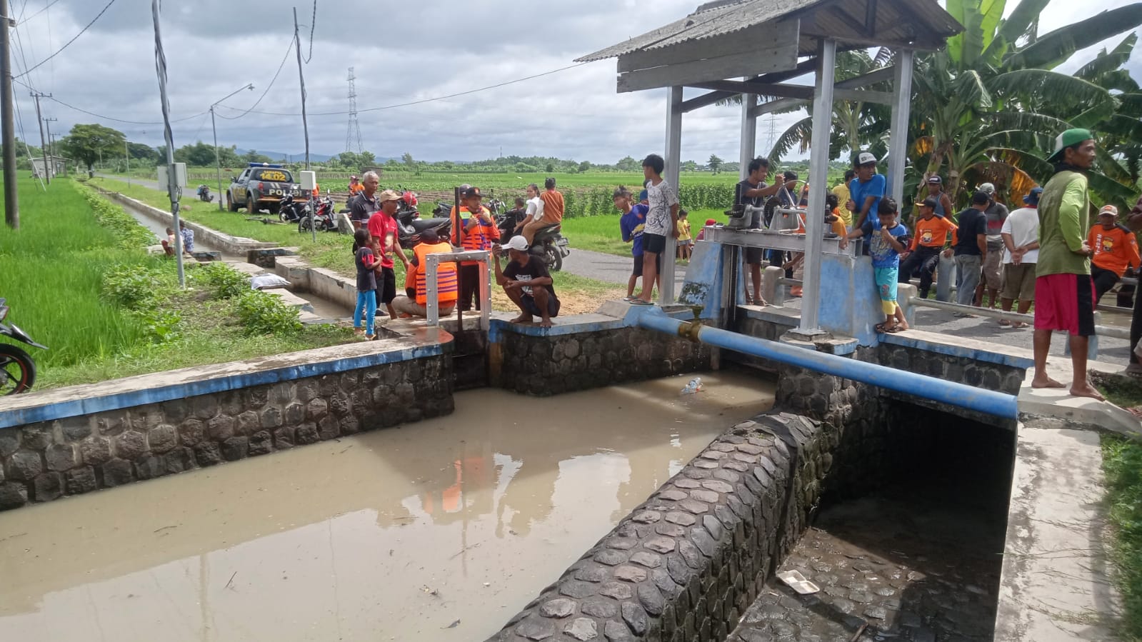 Proses pencarian Salman Bahanan Dizaro, balita asal Desa Bagorwetan, Kecamatan Sukomoro yang diduga hanyut di sungai. Hingga pukul 09.00 WIB, korban belum ditemukan.