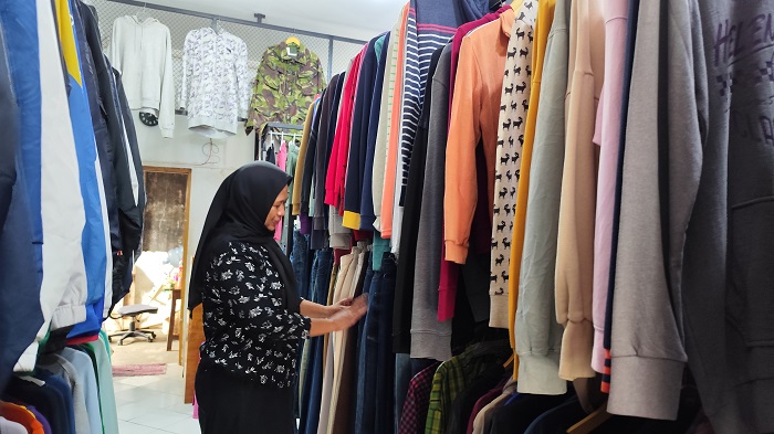 Barang thrifting dijual dengan harga murah tapi kualitas branded di Nganjuk.