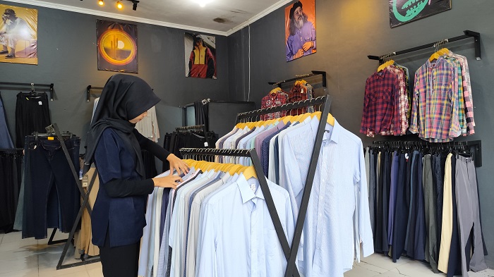 Usaha thrifting di Nganjuk naik kelas. Pengusaha menjualnya secara online.