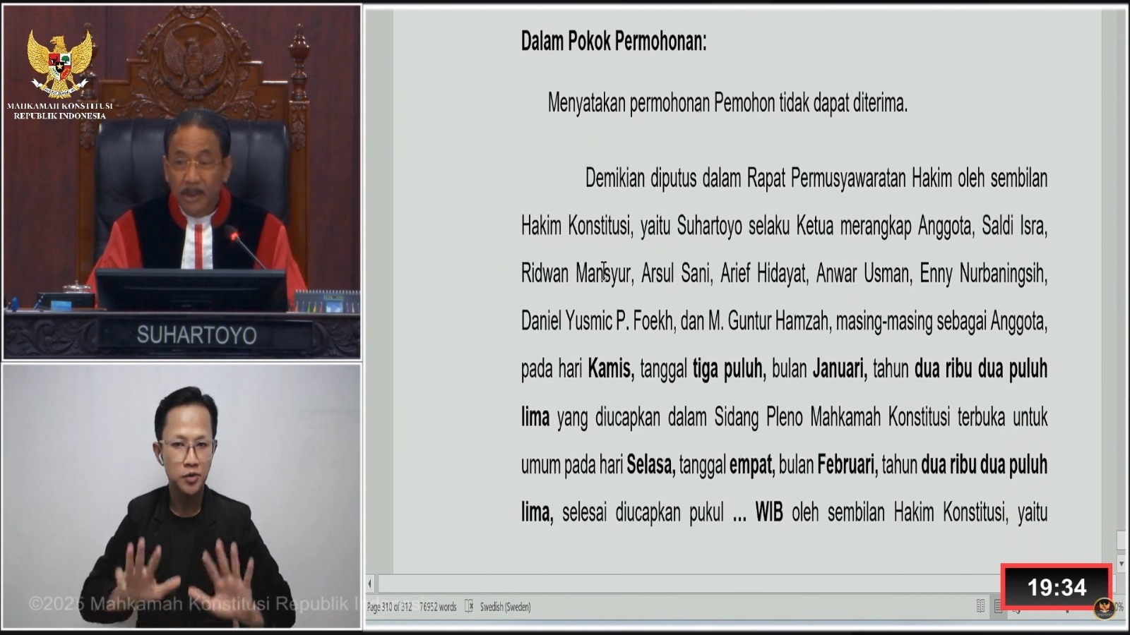 TOLAK GUGATAN: Hakim MK membacakan putusan menolak gugatan paslon nomor urut 01 M. Muhibbin- Aushaf Fajr Herdiansyah pada Selasa malam (4/1).