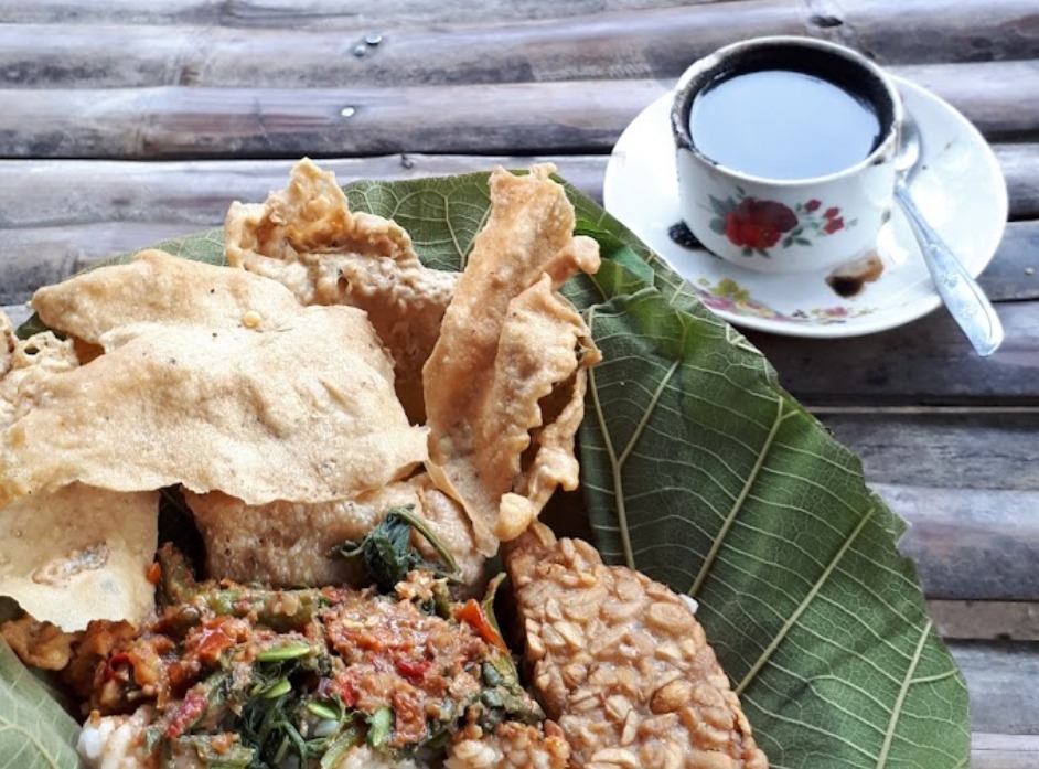 Di Nganjuk, ada sederet warung yang menjual nasi pecel. Bahkan ada yang fanatik pada warung tertentu.