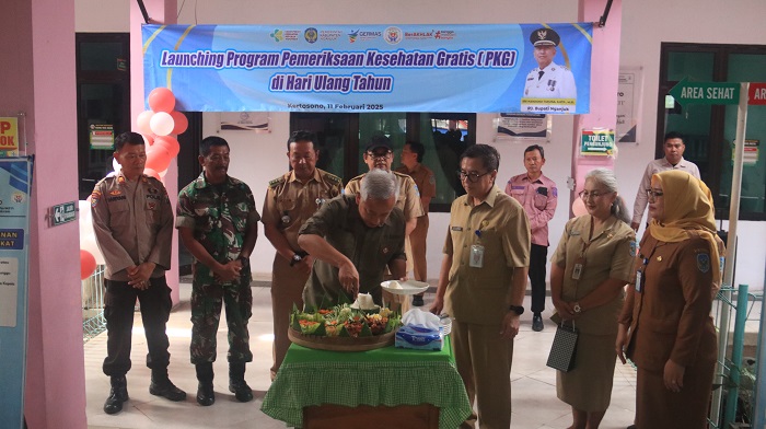 POTONG TUMPENG: Pj Bupati Handoko didampingi Kepala Dinkes dr Hendriyanto launching program Pemeriksaan Kesehatan Gratis (PKG) di Hari Ulang Tahun