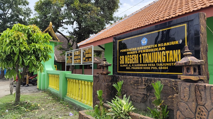PUNYA MITOS: Guru pulang mengajar di SDN 1 Tanjungtani. Warga di sana harus tayuban saat nyadran,