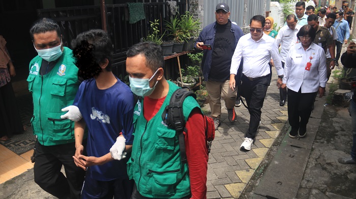 Pj Gubernur Jawa Timur Adhy Karyono dan Pj Bupati Nganjuk Sri Handoko Taruna melepas pasung ODGJ intuk dibawa ke Rumah Sakit Jiwa (RSJ) Menur Kemarin.