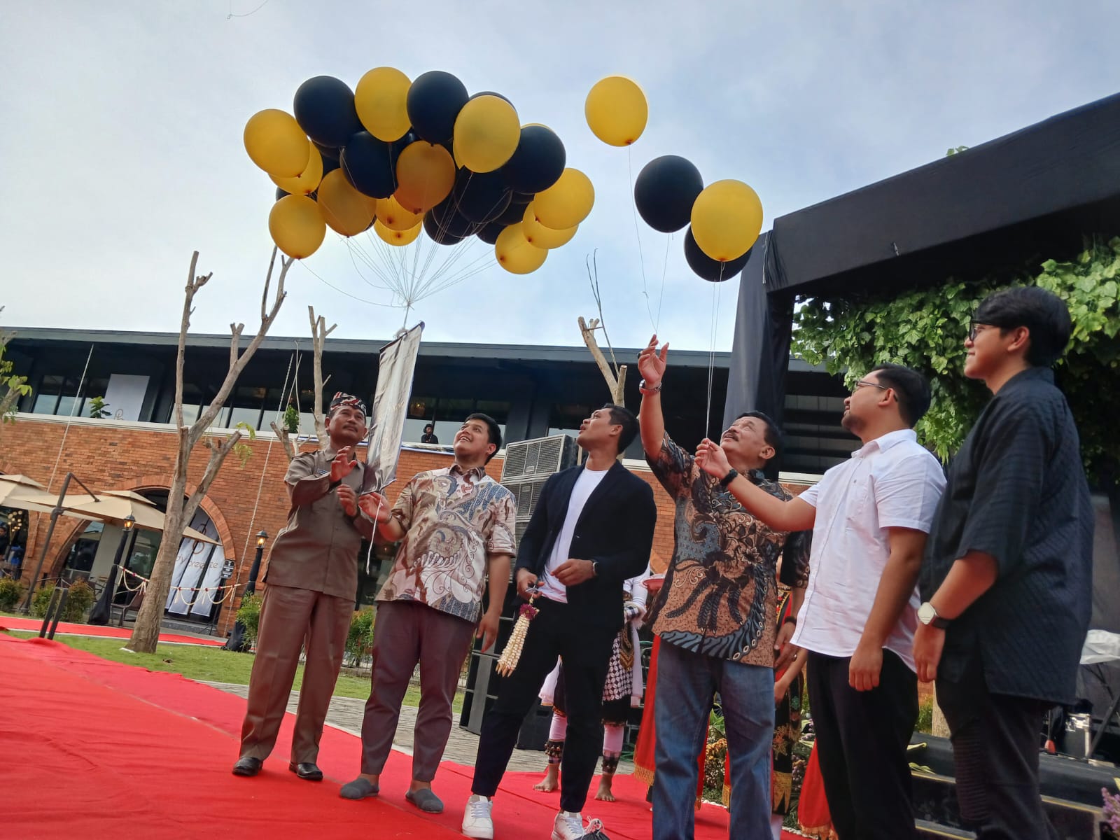 BERLATAR ALAM: Owner dan Group Ridhan Nandari, Kepala Dinkop UM Cuk Widiyanto, Bupati Terpilih Kang Marhaen dan Wabup Terpilih Mas Handy melepas balon tanda dibukanya Paddy Breeze kemarin