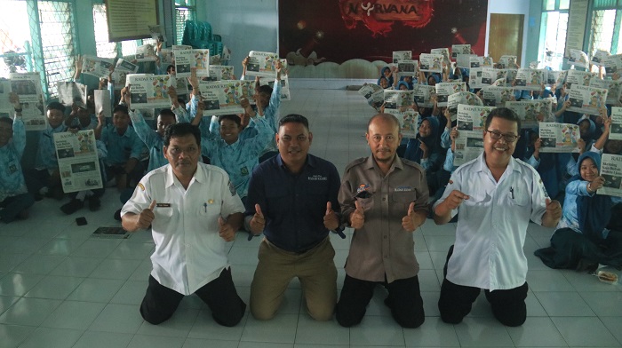 MEMBANGGAKAN: Kepala Smanta Drs Bowo MPd bersama siswa berprestasi.
